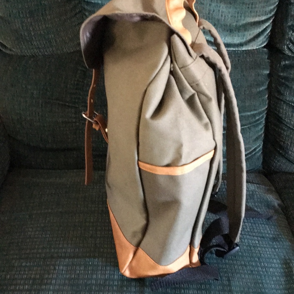 DSW backpack. - Picture 4 of 7